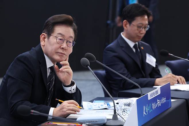 이재명 대통령이 5일 인천 송도 컨벤시아에서 열린 바이오 혁신 토론회에서 참석자들의 발언을 경청하고 있다.  2025.09.05 대통령실사진기자단  김호영기자