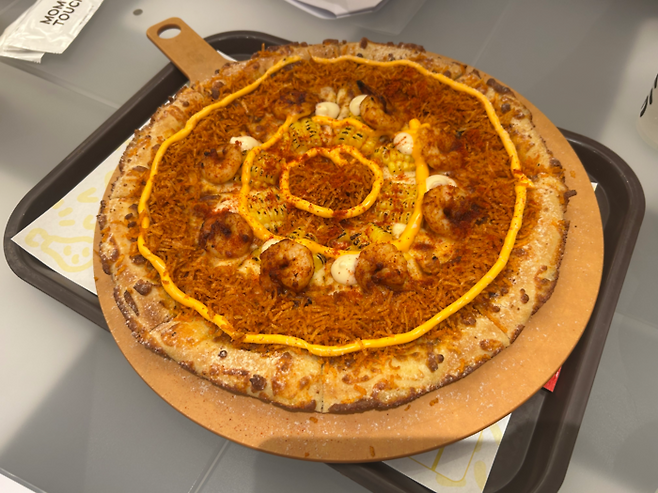 맘스피자가 새롭게 선보인 ‘바삭 옥수수 통새우 피자’. [변덕호 기자]