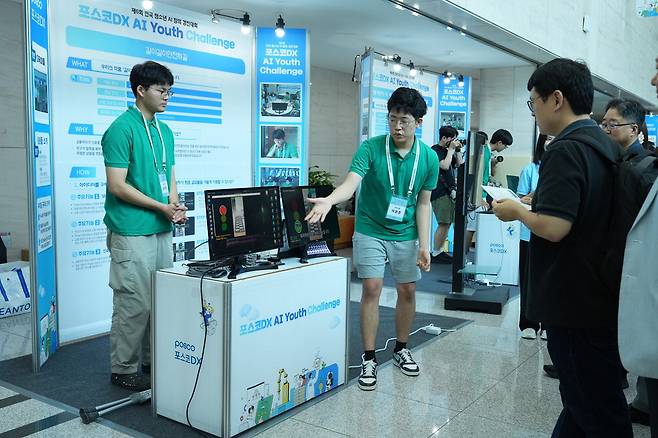 대회에서 우승을 차지한 떠라드론 팀의 시연 모습.  포스코DX