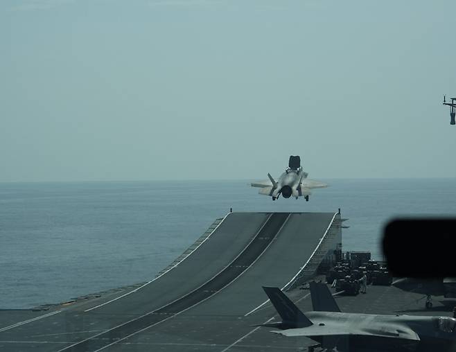 영국 해군의 기함 항공모함 ‘프린스 오브 웨일스’ 항공력 시연 중 F-35B 전투기가 비행하는 장면. 주한영국대사관