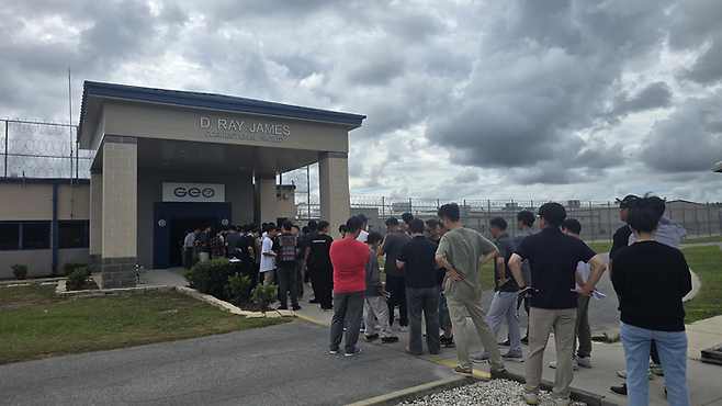 7일 오전(현지시간) 미국 조지아주 포크스턴의 미 이민세관단속국(ICE) 구금시설 앞에 100여 명의 대기자들이 줄을 서서 기다리고 있다. 미 이민당국이 조지아주 현대자동차그룹·LG에너지솔루션 합작 배터리 공장을 급습한 지 사흘째로 접어든 이날 회사 관계자와 가족 등 대기자들 중 대부분은 구금자들을 면회하지 못한 채 발길을 돌려야 했다. [포크스턴(조지아) = 최승진 특파원]