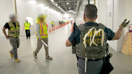 美 이민당국이 공개한 현대차-LG엔솔 이민단속 사진. [사진 = ICE 홈페이지]