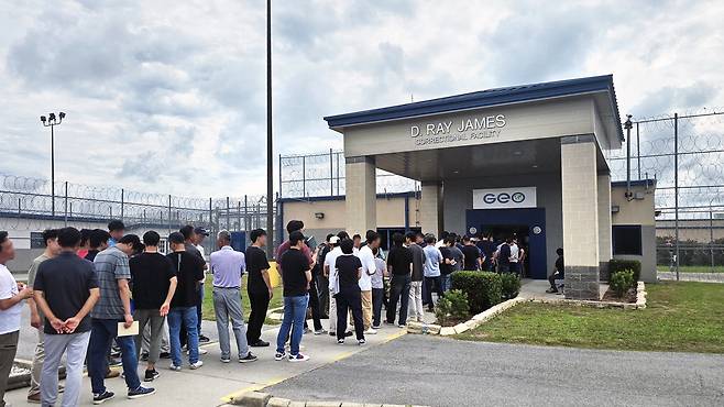 7일 오전(현지시간) 미국 조지아주 포크스턴의 미 이민세관단속국(ICE) 구금시설 앞에 100여 명의 대기자들이 줄을 서서 기다리고 있다. 미 이민당국이 조지아주 현대자동차그룹·LG에너지솔루션 합작 배터리 공장을 급습한 지 사흘째로 접어든 이날 회사 관계자와 가족 등 대기자들 중 대부분은 구금자들을 면회하지 못한 채 발길을 돌려야 했다.  포크스턴(미국) 최승진 특파원