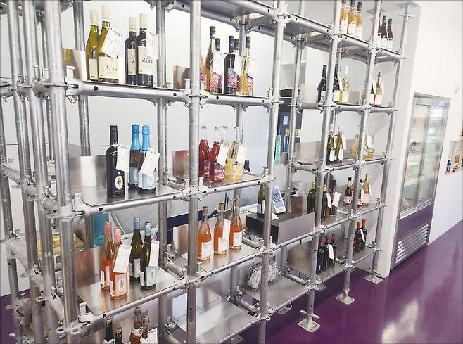 카페 펠른 모회사 슈퍼메이드는 올해 4월 카페 펠른 바로 옆 공간에 논알코올 드링크 셀렉트숍 ‘아티스트보틀클럽’을 열었다. (조동현 기자)