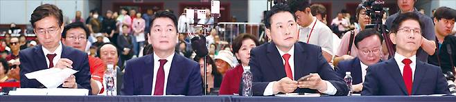 지난 8월 13일 대전 서구 배재대에서 열린 국민의힘 충청·호남권 합동연설회에서 당대표 후보들이 연설을 준비하고 있다. 왼쪽부터 조경태, 안철수, 장동혁, 김문수 후보. (연합뉴스)
