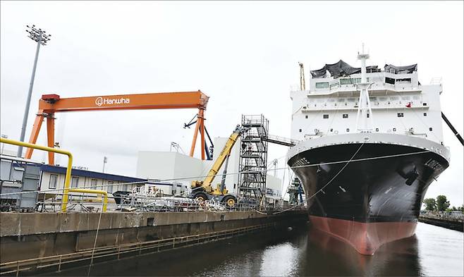 한화그룹이 인수한 미국 필라델피아 소재 필리조선소 도크에서 선박 건조가 진행되는 모습. (한화그룹 제공)