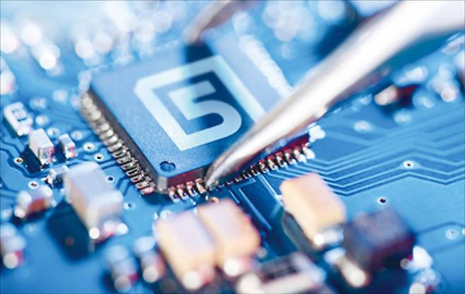 맞춤형 반도체(ASIC) 설계 기업 세미파이브가 본격적인 상장 절차에 돌입했다. 사진은 세미파이브 로고가 들어간 칩 콘셉트. (세미파이브 제공)