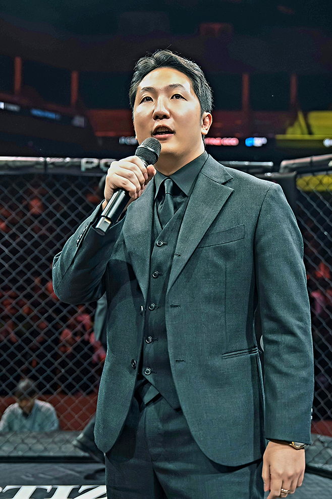 박평화 대표가 2025년 8월 인천광역시 영종국제도시 인스파이어 아레나 블랙컴뱃 15 폐회사를 말하고 있다. 사진=이데아 파라곤 제공