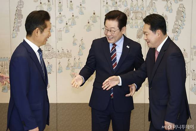 [서울=뉴시스] 최동준 기자 = 이재명 대통령이 8일 서울 용산 대통령실 청사에서 열린 여야 지도부 오찬 회동에서 정청래 더불어민주당 대표, 장동혁 국민의힘 대표에게 악수를 권하고 있다. 2025.09.08. photocdj@newsis.com /사진=최동준