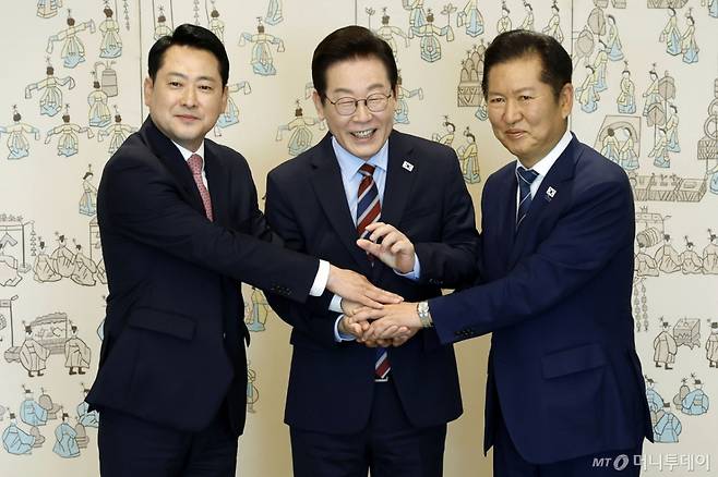 [서울=뉴시스] 최동준 기자 = 이재명 대통령이 8일 서울 용산 대통령실 청사에서 열린 여야 지도부 오찬 회동에서 정청래 더불어민주당 대표, 장동혁 국민의힘 대표와 기념촬영을 하고 있다. 2025.09.08. photocdj@newsis.com /사진=최동준