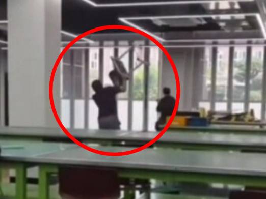 광주 한 직업계 고등학교에서 퇴직교사 출신 60대 시간강사가 수업을 방해하는 학생에게 의자를 집어 던지는 모습이 틱톡에 올라왔다가 삭제됐다. /사진=뉴스1(독자 제공)