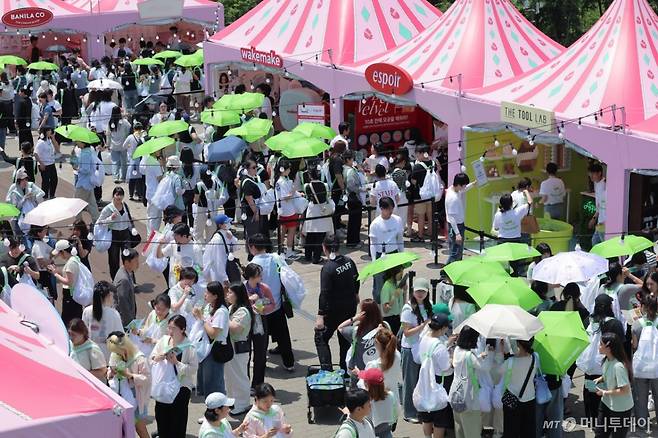 지난 5월 22일 서울 노들섬에서 열린 국내 최대 규모 체험형 뷰티&헬스 축제 '2025 올리브영 페스타'를 찾은 방문객들로 붐비고 있다.   CJ올리브영(340460)은 스킨케어, 메이크업, 퍼스널 케어, 헬시라이프, 럭스에디트 등 크게 5개 존 총 84개 부스, 108개 브랜드가 참여해 오는 25일까지 5일간 전 행사 대비 약 두 배 수준인 3만 명이 이번 축제를 찾는다고 밝혔다./사진=뉴스1