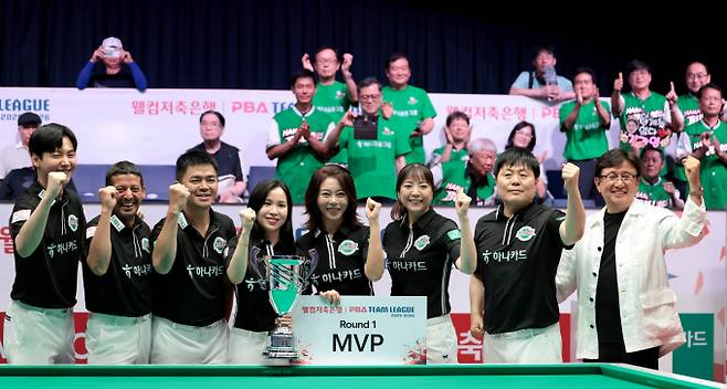 김가영이 가장 많은 조언을 해준 선수로 팀동료 무라트 나지 초클루를 언급했다. 사진은 하나카드에서 활동 중인 무라트 나지 초클루(왼쪽에서 두 번째)와 김가영(가운데)의 모습. /사진=프로당구협회(PBA) 제공