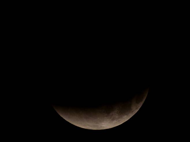 '히끗히끗 형채만 보인 달'. 8일 제주 오라동에서 바라본 남서쪽 하늘 위로 달이 지구 그림자에 완전히 가려지는 개기월식이 진행되고 있다. /사진=뉴시스