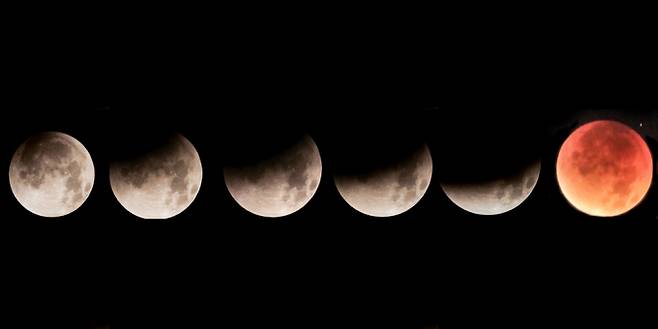 '전과정 개기월식 오는 2029년 1월1일 다시만나요'. 8일 제주 오라동에서 바라본 남서쪽 하늘 위로 달이 지구 그림자에 완전히 가려지는 개기월식이 진행되고 있다. /사진=뉴시스
