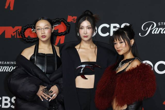 이날 K-팝을 소재로 전 세계적인 신드롬을 일으킨 ‘케이팝 데몬 헌터스’의 OST를 부른 오드리 누나(왼쪽부터), 이재, 레이 아미가 시상자로 참석했다.  AFP 연합뉴스