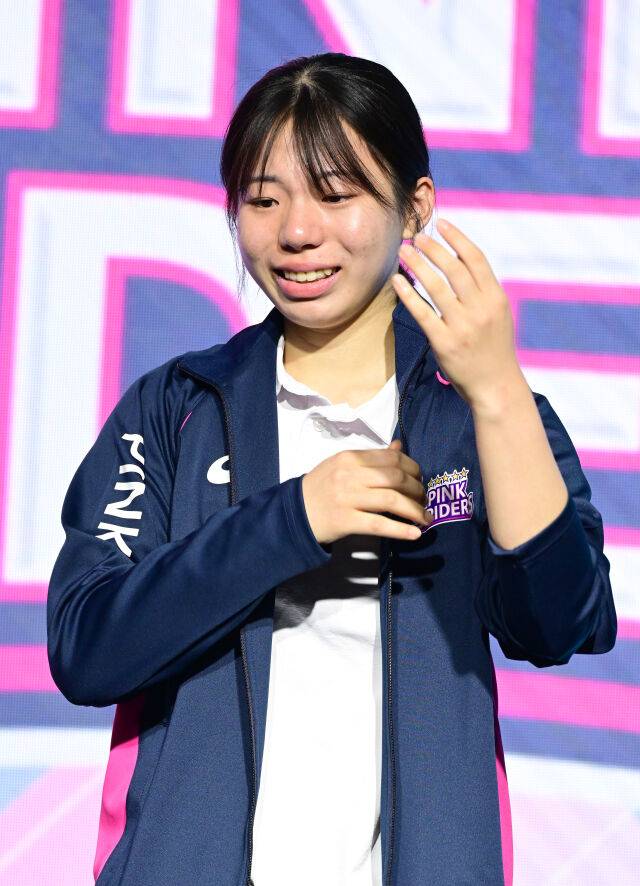 흥국생명 수련 선수로 호명된 문다혜가 울먹이고 있다 / KOVO(한국배구연맹)