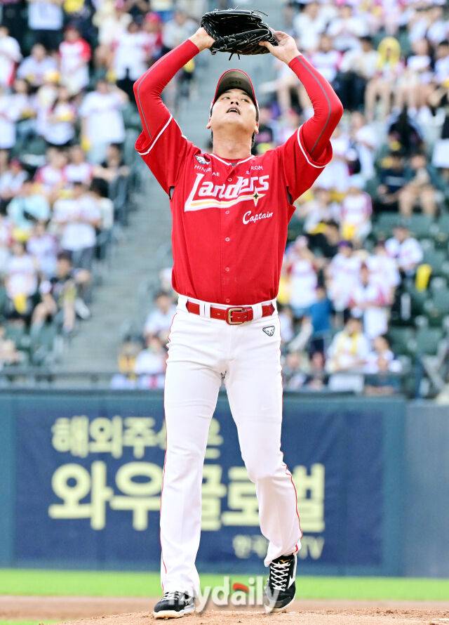 3회말 박해민을 삼진으로 잡으며 2000탈삼진을 기록한 김광현이 박수치는 관중들에게 감사의 인사를 전하고 있다.