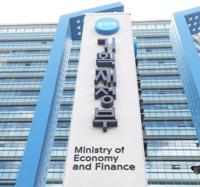 한국 경제의 ‘컨트롤타워’로 불렸던 기획재정부가 18년 만에 역사 속으로 사라진다. 사진은 정부세종청사 중앙동 기획재정부 간판 [헤럴드경제 DB]