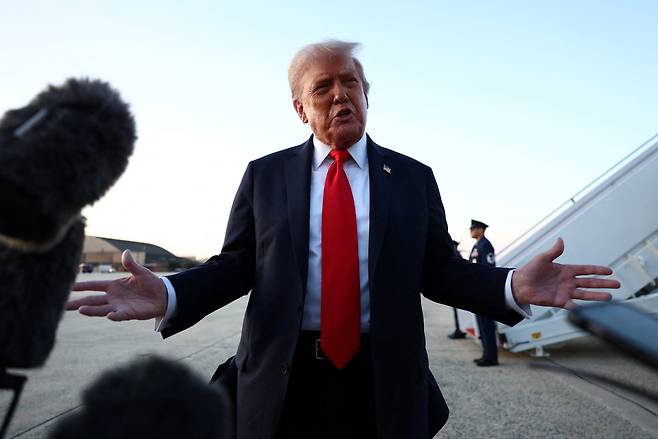 도널드 트럼프 미국 대통령이 7일(현지시간) US 오픈 테니스 대회 결승전 관람을 마친 뒤 앤드류스 합동 기지에서 취재진 질문에 답하고 있다. [로이터]