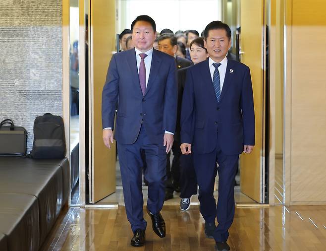 정청래(오른쪽) 더불어민주당 대표와 최태원 대한상공회의소 회장이 8일 서울 중구 대한상의에서 열린 정책 간담회에 참석하기 위해 입장하고 있다.  [연합]