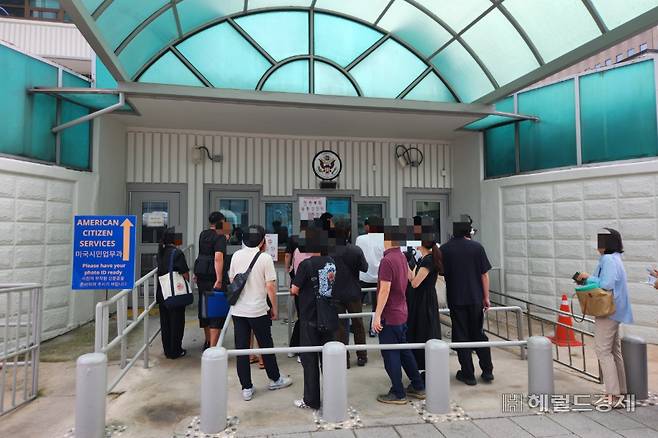 8일 오전 9시께 서울 종로구 미국대사관 앞 비자 면접을 위한 사람들이 대기하고 있는 모습 이영기 기자