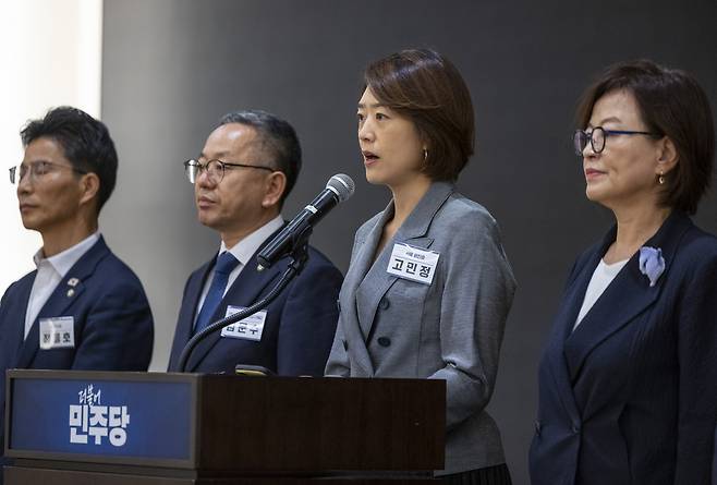 지난달 더불어민주당 고민정 의원을 비롯한 국회 교육위원회 소속 의원들이 민주당 워크숍이 열린 인천 중구 파라다이스시티 컨벤션에서 이배용 국가교육위원회 위원장 사퇴를 촉구하는 기자회견을 하고 있다. [연합]