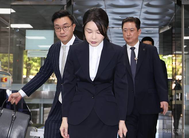 김건희 여사의 각종 의혹을 수사 중인 민중기 특별검사팀이 지난 2023년 김 여사가 김승희 전 대통령실 의전비서관 자녀의 학교폭력 사건 처리 과정에 개입했다는 의혹과 관련해 조사하고 있는 것으로 파악됐다. 임세준 기자