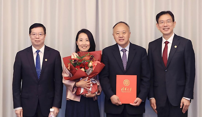 (왼쪽에서 세번째) 류쥔 칭화대 석좌교수 [칭화대학교 뉴스 캡처]