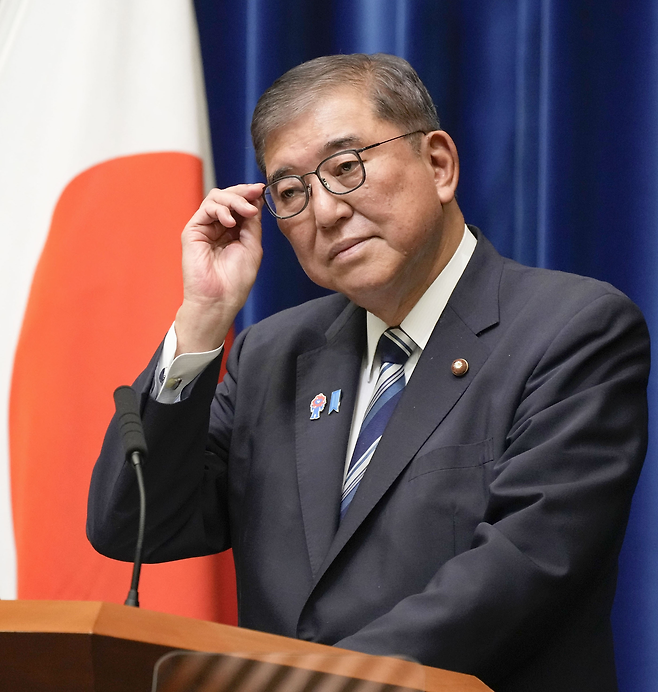 이시바 시게루 일본 총리가 지난 7일 오후 도쿄 총리 관저에서 기자회견을 열고 자민당 총재직 사임과 총리직 퇴임 의사를 밝히고 있다. [연합]