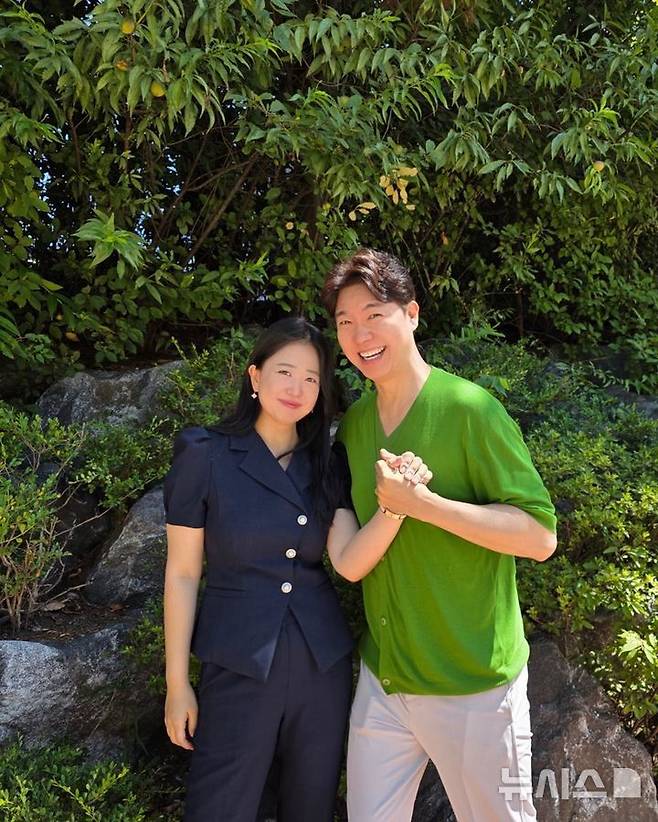 [서울=뉴시스] 전재경 기자=방송인 박수홍(오른쪽)과 아내 김다예가 지난 3일 서울 압구정에서 뉴시스와 단독 인터뷰를 가진 뒤 함께 포즈를 취하고 있다. *재판매 및 DB 금지