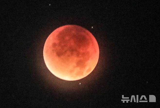 [제주=뉴시스] 우장호 기자 = 8일 오전 제주시 오라동에서 바라본 남서쪽 하늘 위로 달이 지구 그림자에 완전히 가려지는 개기월식 '우주쇼'가 진행되고 있다. 2025.09.08. woo1223@newsis.com