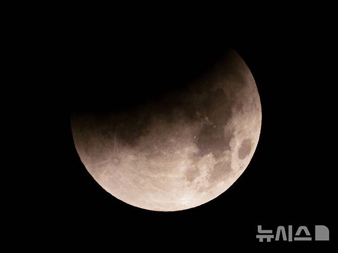 [제주=뉴시스] 우장호 기자 = 8일 오전 제주시 오라동에서 바라본 남서쪽 하늘 위로 달이 지구 그림자에 완전히 가려지는 개기월식 '우주쇼'가 진행되고 있다. 2025.09.08. woo1223@newsis.com