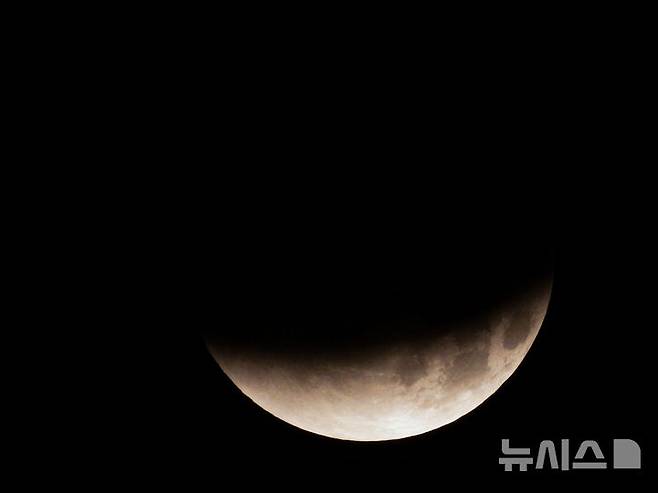 [제주=뉴시스] 우장호 기자 = 8일 오전 제주시 오라동에서 바라본 남서쪽 하늘 위로 달이 지구 그림자에 완전히 가려지는 개기월식 '우주쇼'가 진행되고 있다. 2025.09.08. woo1223@newsis.com