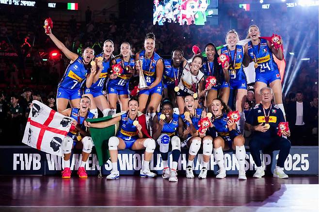 [서울=뉴시스] 이탈리아가 7일(현지 시간) 태국 방콕에서 열린 2025 국제배구연맹(FIVB) 세계선수권대회 결승에서 튀르키예를 꺾고 우승을 차지했다. (사진=FIVB 공식 홈페이지 캡처) 2025.09.08. *재판매 및 DB 금지