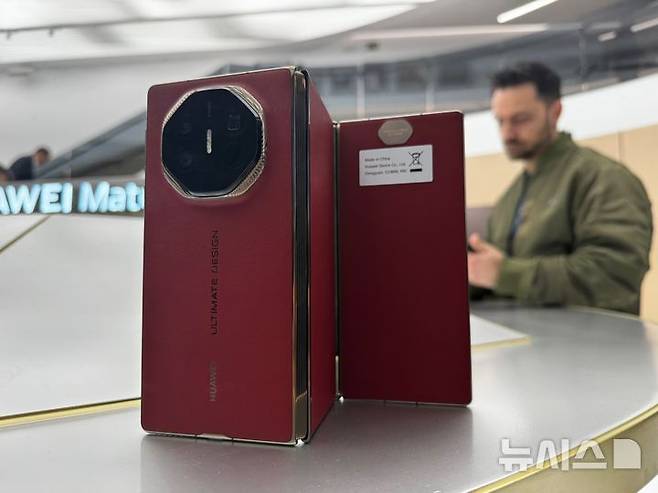 [바르셀로나(스페인)=뉴시스]MWC25에서 전시된 화웨이의 세계 최초 트리폴드폰 '메이트 XT'의 모습. (사진=심지혜 기자)