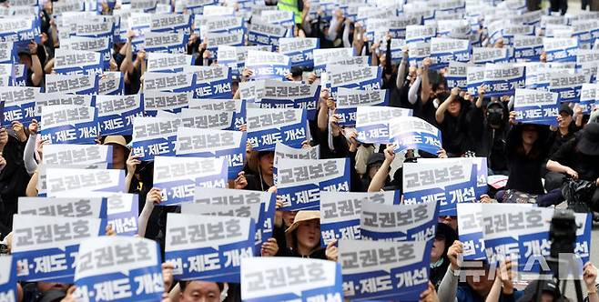 [서울=뉴시스] 추상철 기자 = 전교조, 교총, 교사노조 등 교원 3단체가 14일 오후 서울 종로구 정부서울청사 인근에서 학생 가족 민원에 시달리다 숨진 제주 중학교 교사 추모 및 교권 보호 대책 요구 집회를 하고 있다. 2025.06.14. scchoo@newsis.com