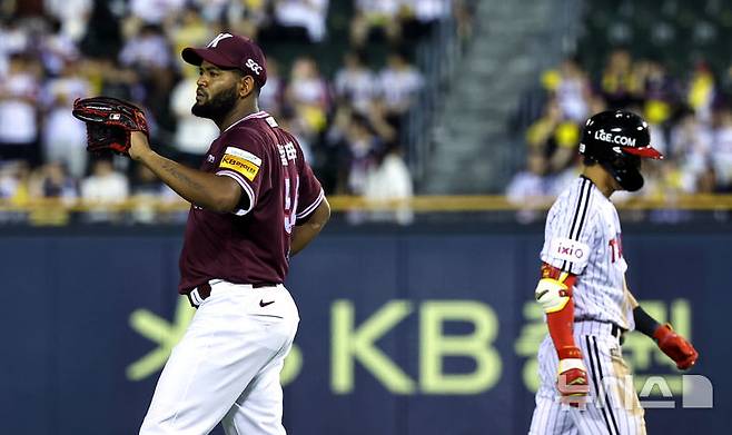 [서울=뉴시스] 최진석 기자 = 7월10일 서울 송파구 잠실야구장에서 열린 2025 KBO리그 키움 히어로즈와 LG 트윈스의 경기. 6회말 무사 주자없는 상황 키움 선발 투수 알칸타라가 LG 천성호를 좌익수 플라이 아웃으로 잡아낸 뒤 공을 기다리고 있다. 2025.07.10. myjs@newsis.com