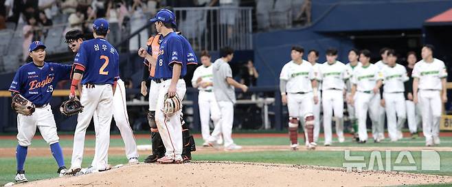 [서울=뉴시스] 정병혁 기자 = 지난달 26일 서울 구로구 고척스카이돔에서 열린 2025 KBO리그 한화 이글스와 키움 히어로즈의 경기, 3대1로 승리한 한화 선수들이 기뻐하고 있다. 2025.08.26. jhope@newsis.com