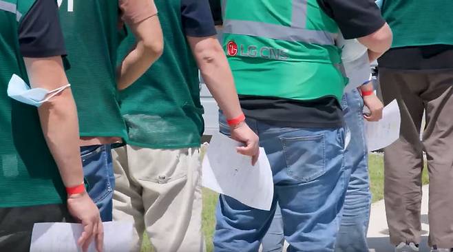 [서울=뉴시스] 미국 이민 단속 당국이 홈페이지를 통해 지난 4일(현지시간) 조지아주 현대차그룹-LG에너지솔루션의 합작 배터리 공장 건설현장에서 벌인 불법체류·고용 단속 현장 영상을 홈페이지를 통해 공개했다. (사진= ICE 홈페이지 영상 캡쳐) 2025.09.08. photo@newsis.com *재판매 및 DB 금지