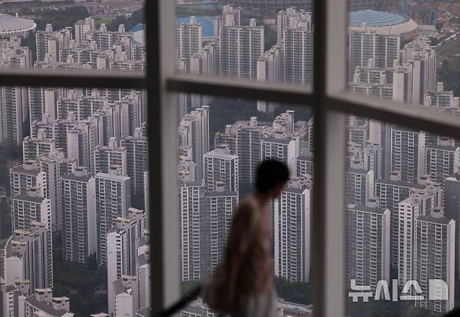 [서울=뉴시스] 김진아 기자 = 정부의 6.27 대출규제로 전세 매물이 급감하면서 전세난이 확산될 조짐이다. 5일 부동산 빅데이터 플랫폼 아실에 따르면, 이날 기준 서울 아파트 전세 매물은 2만2865건으로 정부가 대출규제 대책을 발표한 지난 6월 27일 2만4855건 대비 8%가량 줄었다. 같은 기간 경기는 2만4772건에서 2만1830건으로, 인천은 5164건에서 4701건으로 감소했다. 사진은 6일 서울 시내 아파트. 2025.08.06. bluesoda@newsis.com