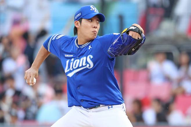 [서울=뉴시스] 프로야구 삼성 라이온즈 원태인이 8일 수원KT위즈파크에서 열린 2025 신한 쏠뱅크 KBO리그 KT 위즈와의 경기에 선발 등판해 공을 던지고 있다. (사진=삼성 라이온즈 제공) 2025.08.08. *재판매 및 DB 금지