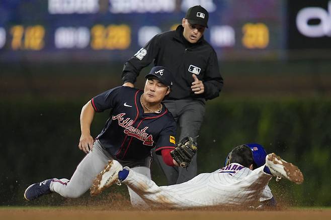 [시카고=AP/뉴시스] 애틀랜타 브레이브스 유격수 김하성이 3일(현지 시간) 미 일리노이주 시카고의 리글리 필드에서 열린 2025 메이저리그 시카고 컵스와 경기 5회 말 매트 쇼의 2루 도루를 잡아내고 있다. 김하성은 4타수 1안타(홈런) 3타점 1득점 1삼진을 기록했고, 애틀랜타는 5-1로 승리했다. 2025.09.04.