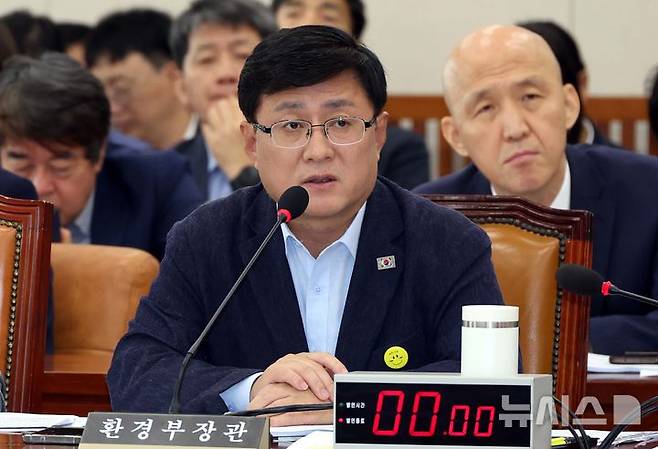 [서울=뉴시스] 조성봉 기자= 김성환 환경부 장관이 20일 오전 서울 여의도 국회에서 열린 환경노동위원회 전체회의에서 의원의 질의에 답변하고 있다.&nbsp; 2025.08.20. suncho21@newsis.com