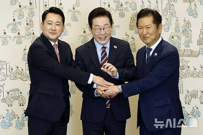 [서울=뉴시스] 최동준 기자 = 이재명 대통령이 8일 서울 용산 대통령실 청사에서 열린 여야 지도부 오찬 회동에서 정청래 더불어민주당 대표, 장동혁 국민의힘 대표와 기념촬영을 하고 있다. 2025.09.08. photocdj@newsis.com