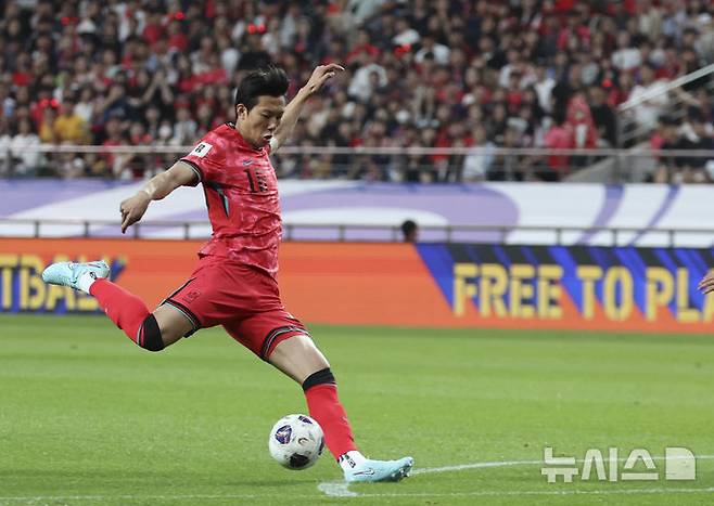 [서울=뉴시스] 김근수 기자 = 10일 서울 마포구 서울월드컵경기장에서 열린 2026 국제축구연맹(FIFA) 북중미월드컵 아시아 3차 예선 한국과 쿠웨이트의 경기, 한국 이한범이 슛을 하고 있다. 2025.06.10. ks@newsis.com