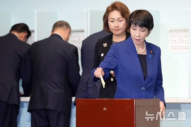 [도쿄=AP/뉴시스] 다카이치 사나에 전 경제안보상이 지난해 9월 27일 일본 도쿄 자민당 당사에서 당 총재 선거 투표를 하고 있다. 2025.09.08.