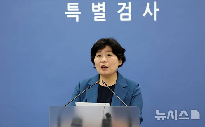 [서울=뉴시스] 홍효식 기자 = 박지영 내란특검보가 19일 오후 특검 사무실이 마련된 서울 서초구 고등검찰청 기자실에서 브리핑을 하고 있다. 2025.08.19. yesphoto@newsis.com