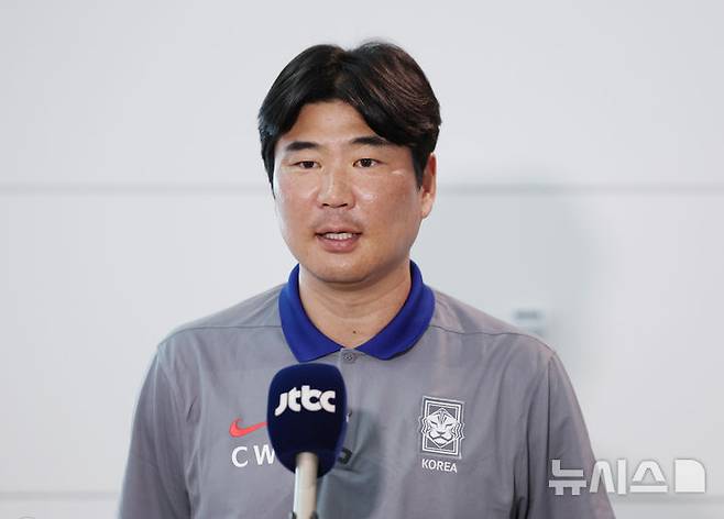 [인천공항=뉴시스] 김진아 기자 = 2025 국제축구연맹(FIFA) U-20 월드컵에 출전하는 한국대표팀 이창원 감독이 8일 인천국제공항 제2터미널을 통해 칠레로 출국하기 앞서 인터뷰를 하고 있다. 2025.09.08. bluesoda@newsis.com