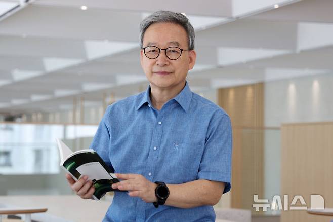 [서울=뉴시스] 박진희 기자 = 정호승 시인이 지난 5일 서울 중구 뉴시스에서 인터뷰를 하고 있다. 시인은 최근 시집 '편의점에서 잠깐'을 출간했다. 2025.09.08. pak7130@newsis.com